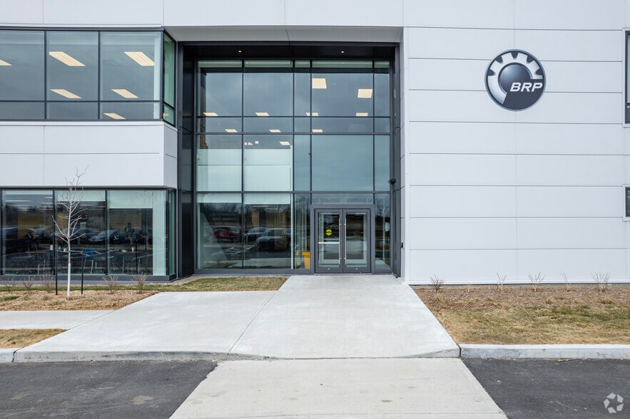 More Photos Of 1500 Ch De Service, Saint-Philippe Distribution For Lease