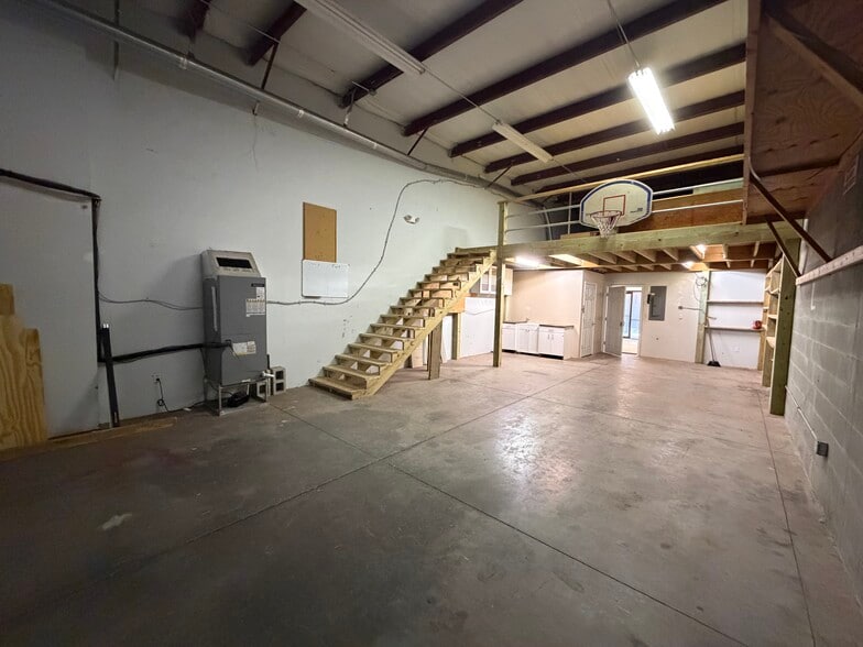 More Photos Of 7203-7217 21st St E, Sarasota Warehouse For Lease