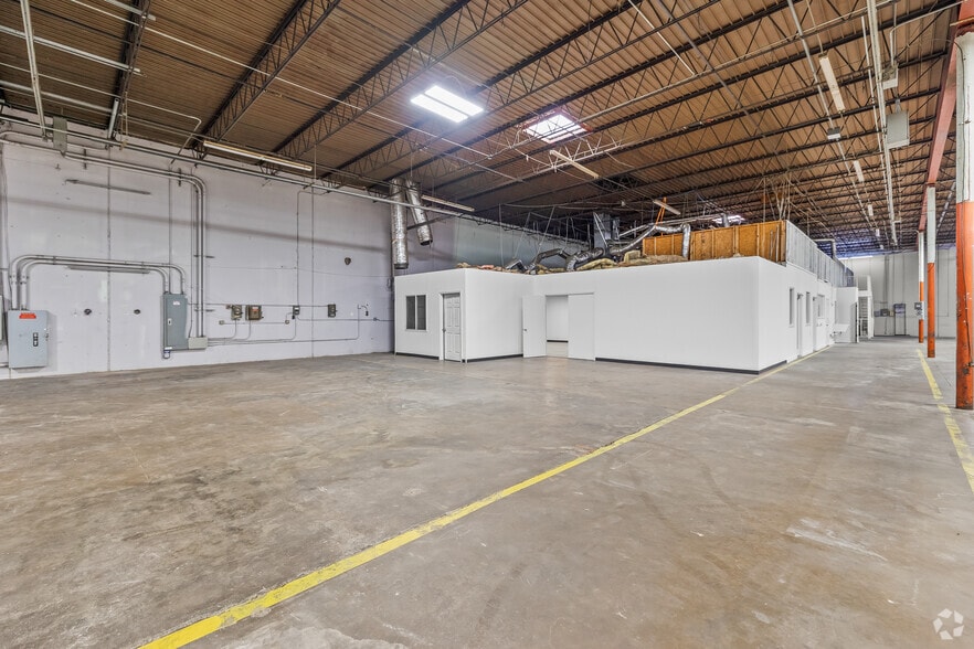 More Photos Of 4116 Cockrell Ave, Fort Worth Distribution For Lease