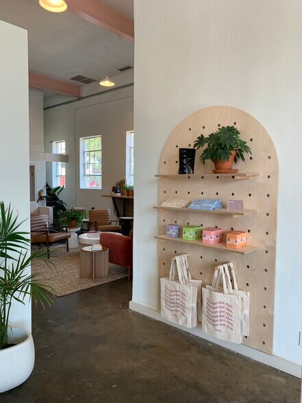 More Photos Of 633-635 W Davis St, Dallas Freestanding For Lease