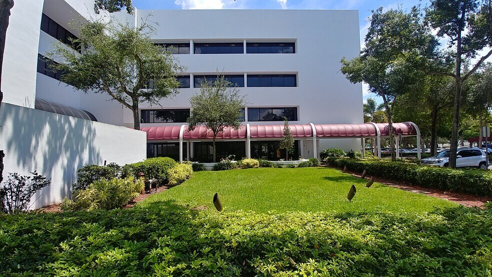 More Photos Of 6100 Glades Rd, Boca Raton Office For Lease