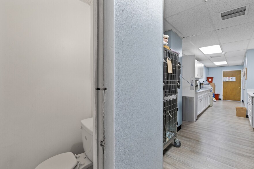 More Photos Of 5915 Belair Rd, Baltimore Veterinarian Kennel For Sale