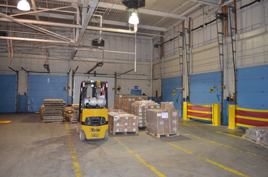 More Photos Of 3121 Pleasant Valley Blvd, Altoona Light Distribution For Lease