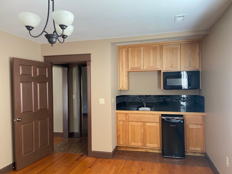 More Photos Of 1484 E Saint Louis St, Springfield Office For Sale