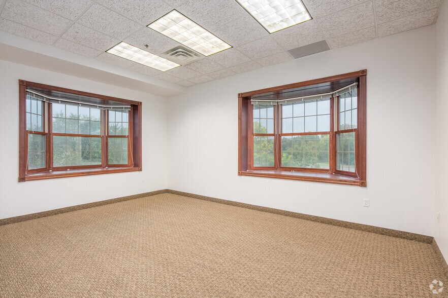 More Photos Of 15600 Wayzata Blvd, Wayzata Unknown For Lease