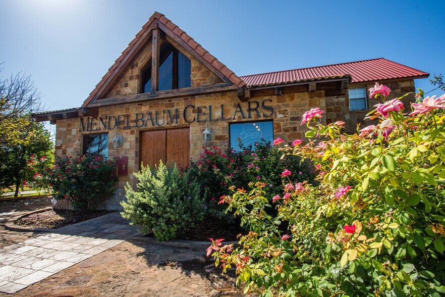 More Photos Of 10207 E Hwy 290, Fredericksburg Freestanding For Sale