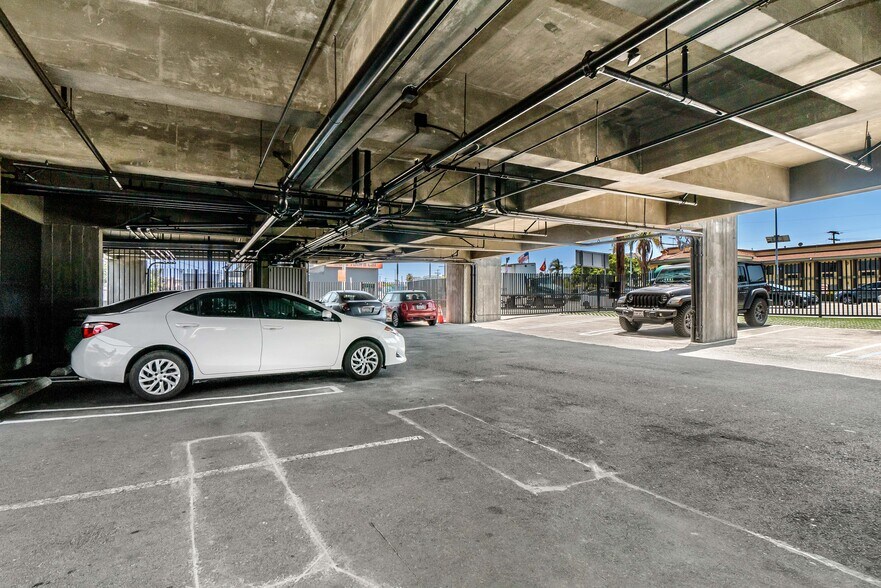 More Photos Of 2434 Lincoln Blvd, Venice Loft Creative Space For Lease