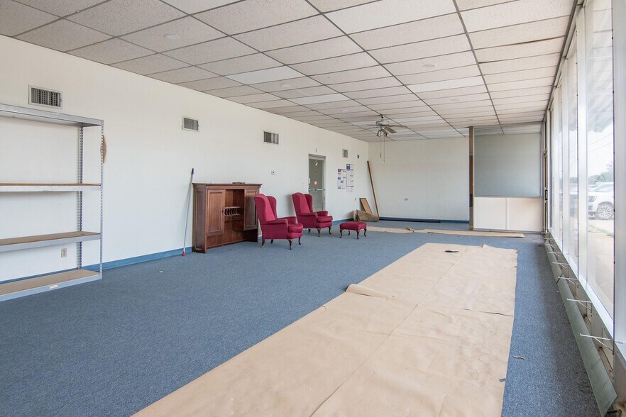 More Photos Of 1609 Coggin Ave, Brownwood General Retail For Lease