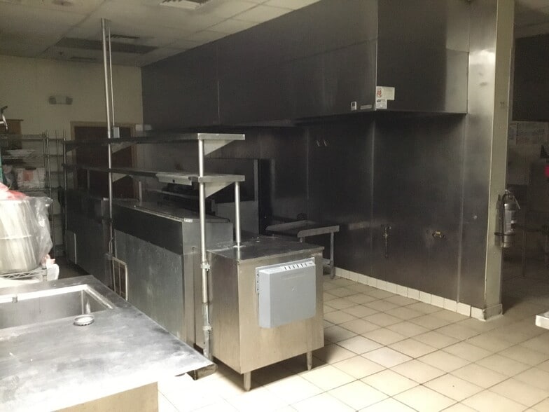 More Photos Of 222-230 W Front St, Wheaton Storefront For Lease