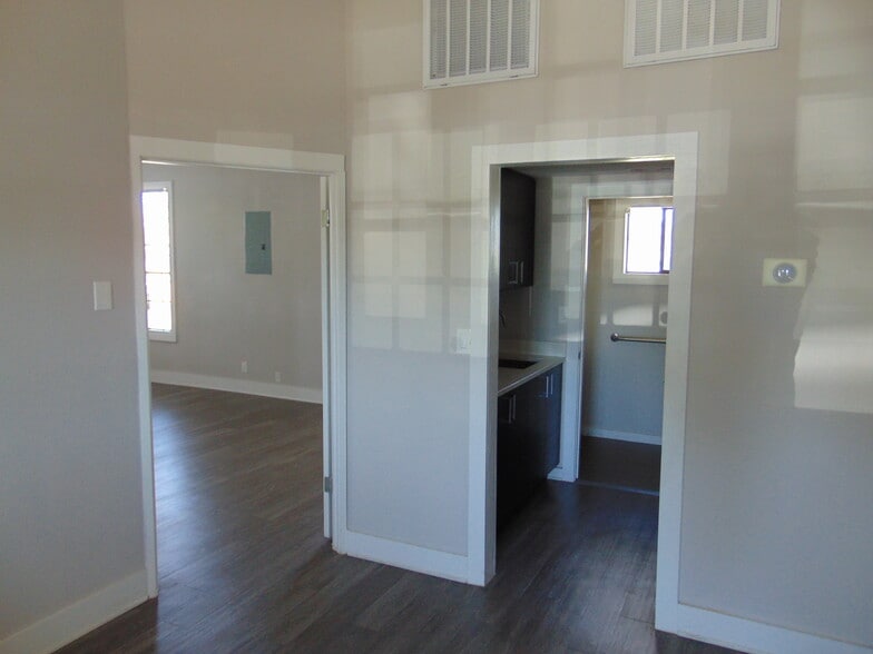 More Photos Of 151 E Mercer St, Dripping Springs Office For Lease