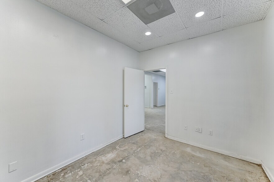 More Photos Of 14721 Pebble Bend Dr, Houston Medical For Lease