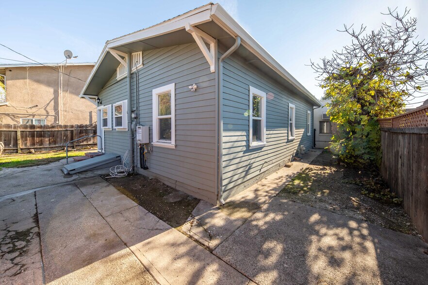 More Photos Of 115 E Walnut St, Lodi Freestanding For Sale