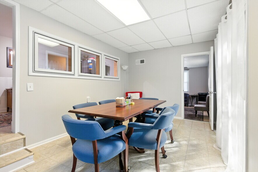 More Photos Of 409 Marquette Dr, Louisville Office For Sale