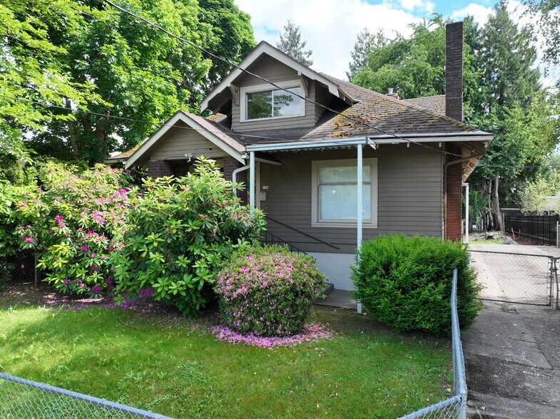 Primary Photo Of 236 NE Knott St, Portland Specialty For Sale