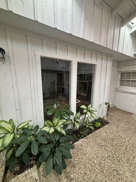 More Photos Of 1608 N Big Spring St, Midland Office For Sale