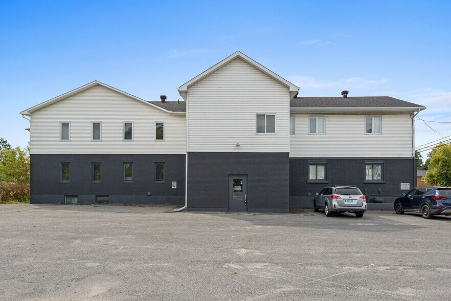 More Photos Of 457 Main St E, Winchester Medical For Sale