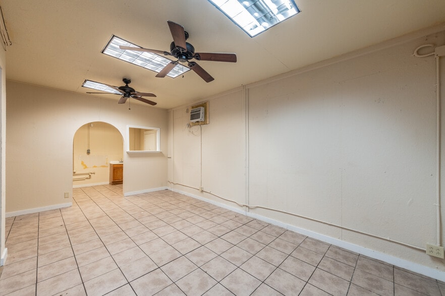 More Photos Of 1006 West Ave, San Antonio Freestanding For Lease