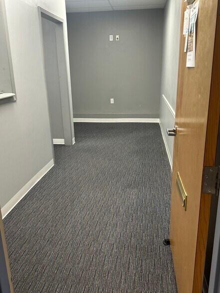 More Photos Of 31 Merrick Ave, Merrick Medical For Lease