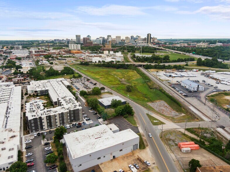 More Photos Of 1001 E 4th St, Richmond Showroom For Lease