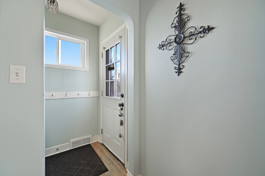 More Photos Of 132 17 Avenue NW, Calgary Office For Sale