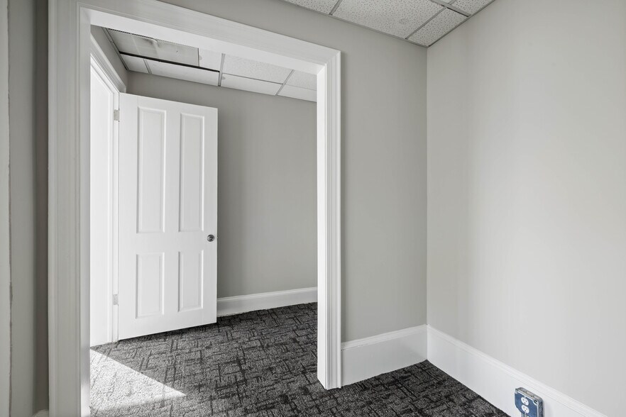 More Photos Of 504 W Broad St, Dunn Office For Sale