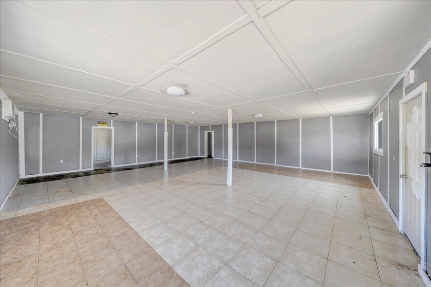 More Photos Of 131 S Jackson St, Hawkinsville Flex For Sale