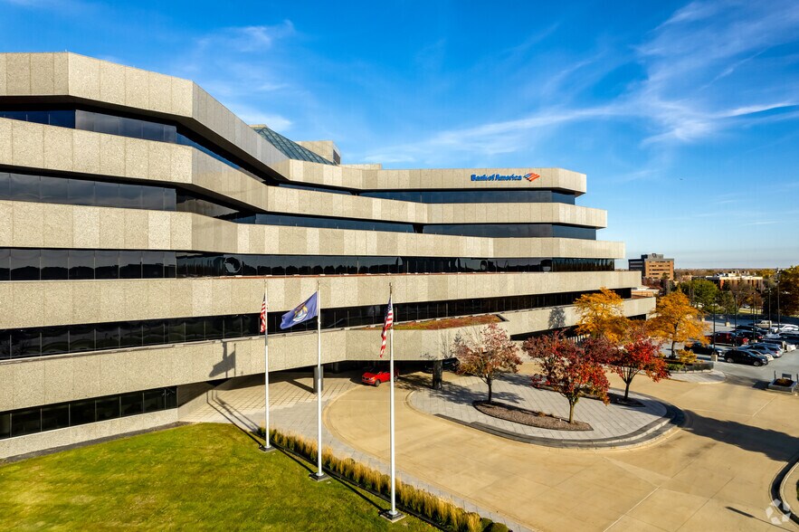 More Photos Of 2600 W Big Beaver Rd, Troy Office For Lease