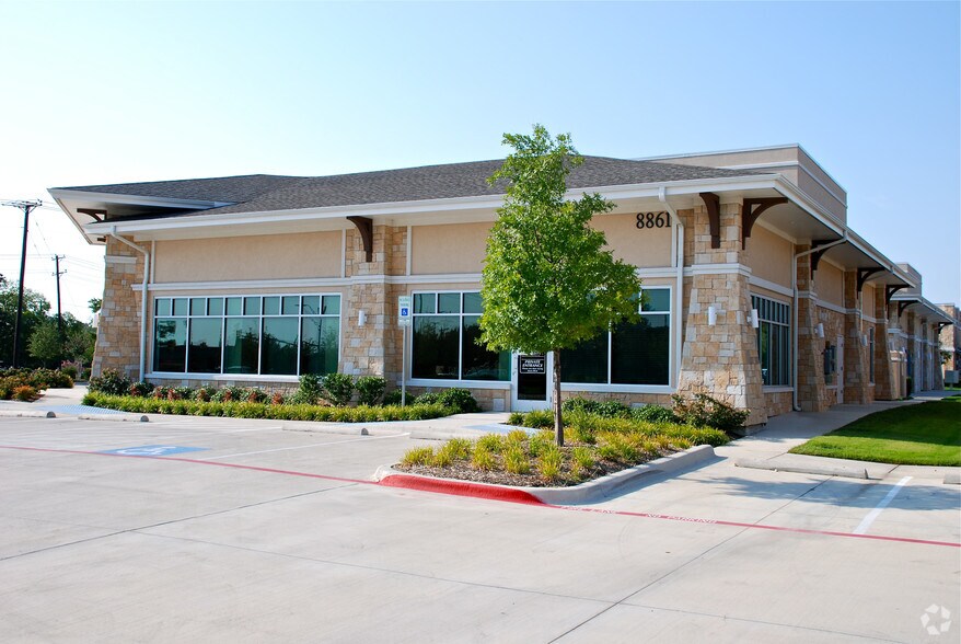 More Photos Of 8861 Davis Blvd, Keller Medical For Lease