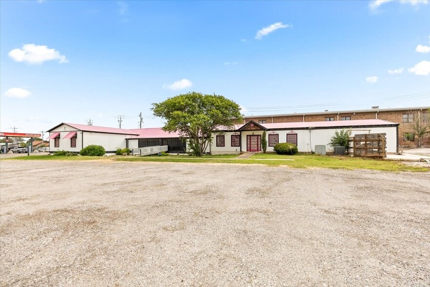 More Photos Of 918 10th St, Floresville Land For Lease