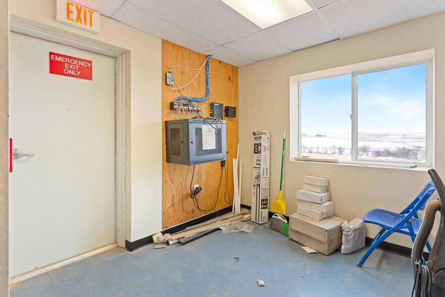 More Photos Of 2066 125th Ave, Watford City Showroom For Sale