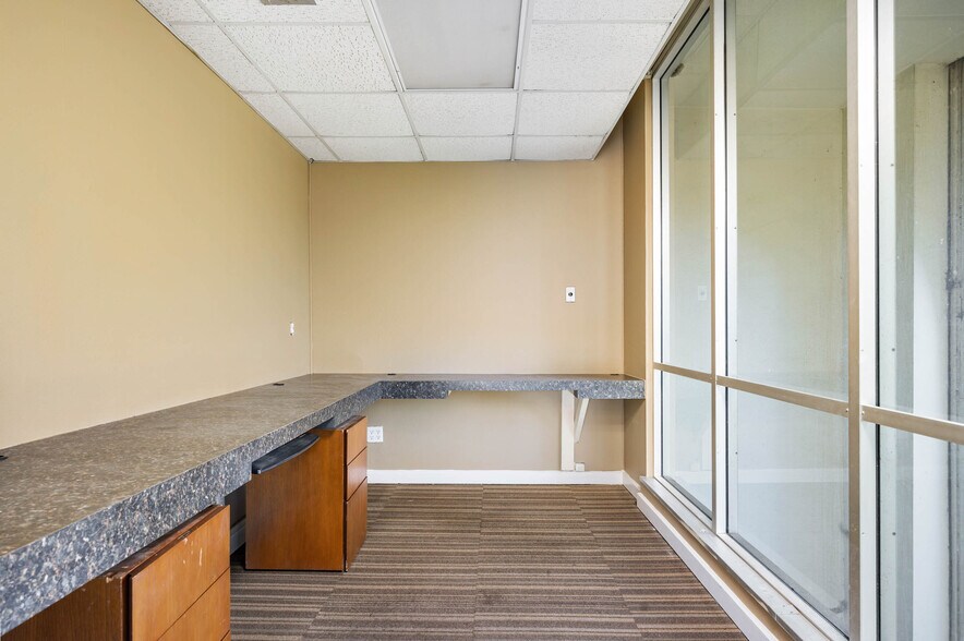 More Photos Of 8100 Broadway St, San Antonio Office For Sale
