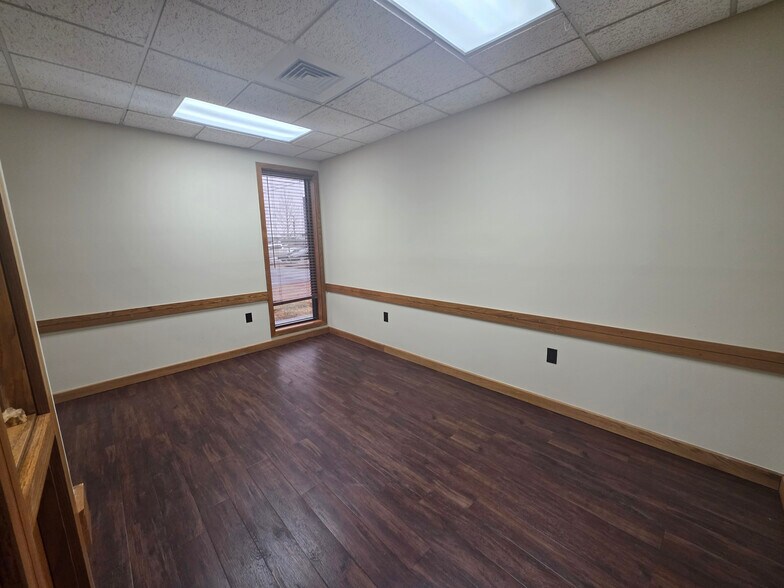 More Photos Of 401 N 2nd St, Rogers Office For Lease