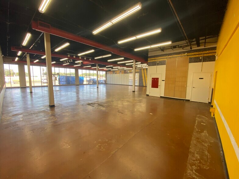 More Photos Of 10998 N I-45, Houston Unknown For Lease