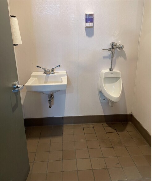 More Photos Of 21 Deforest St, Amityville Warehouse For Lease