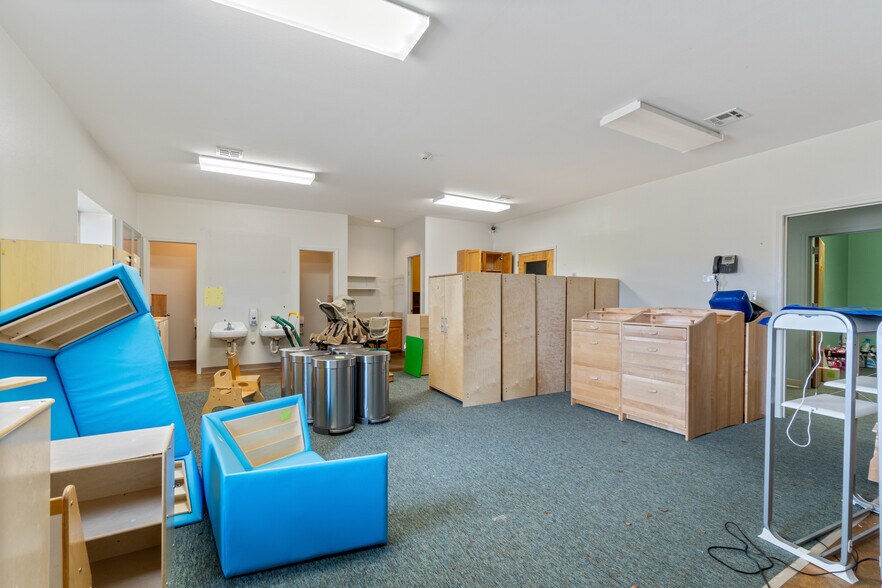 More Photos Of 185 Rebecca St, Gentry Office For Lease