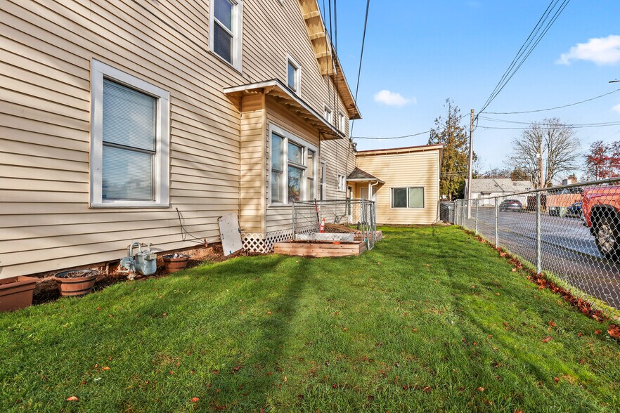 More Photos Of 1833 C St, Washougal Apartments For Sale