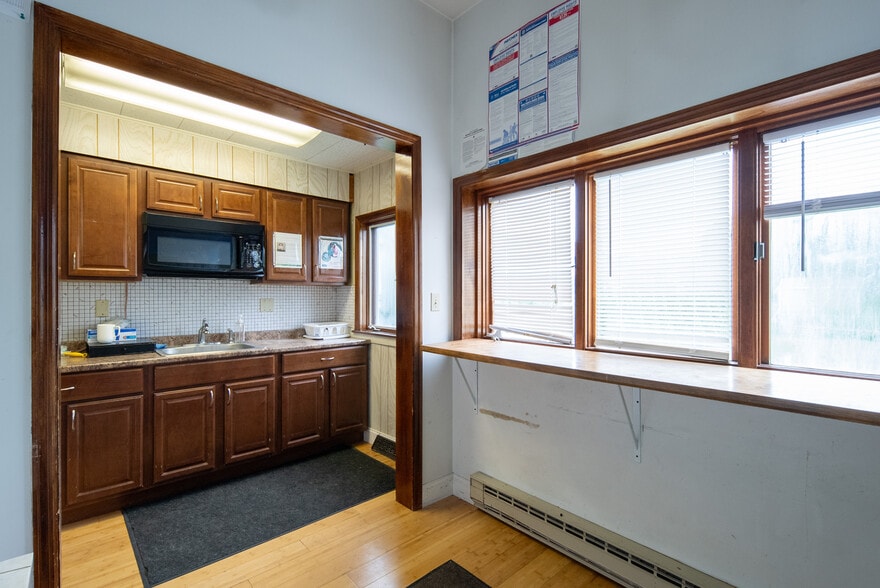 More Photos Of 1221 Altamont Ave, Schenectady Office For Sale