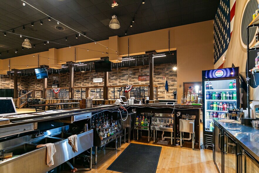 More Photos Of 425 W State St, Sycamore General Retail For Sale