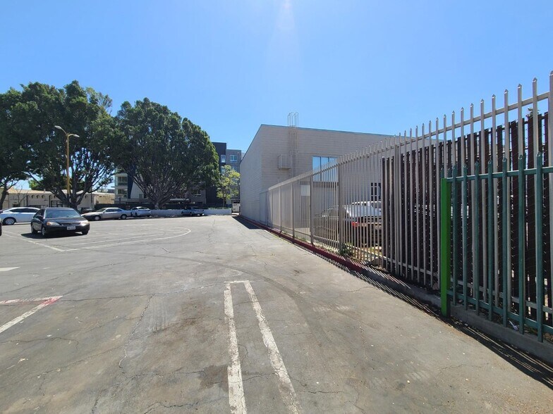 More Photos Of 14539-14547 Erwin St, Van Nuys Loft Creative Space For Lease