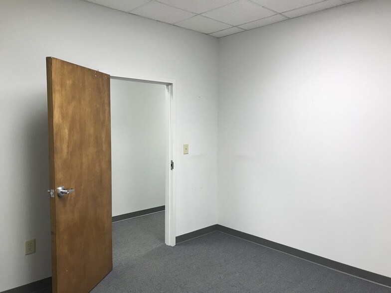 More Photos Of 1220 Kennestone Cir, Marietta Warehouse For Lease