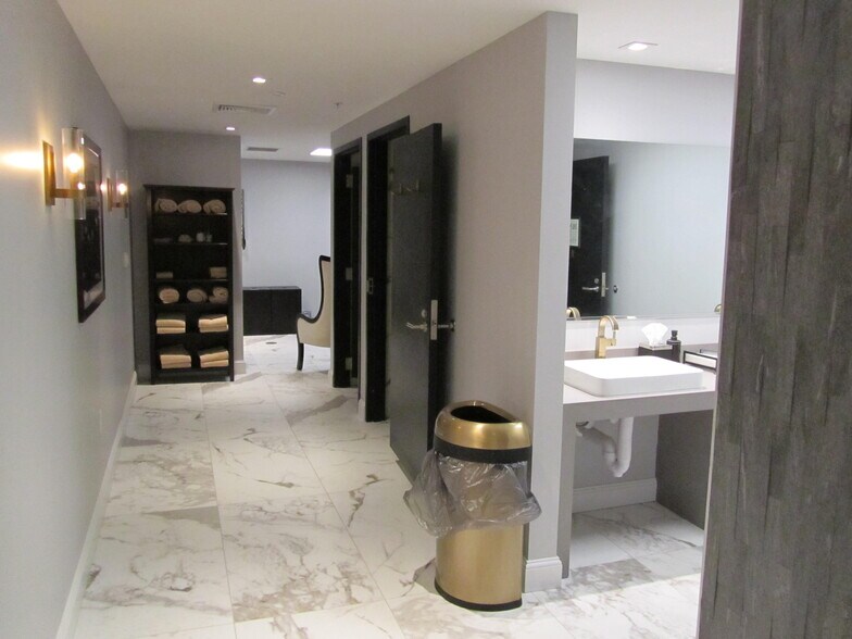 More Photos Of 1 N Main St, Fond Du Lac Hotel For Lease