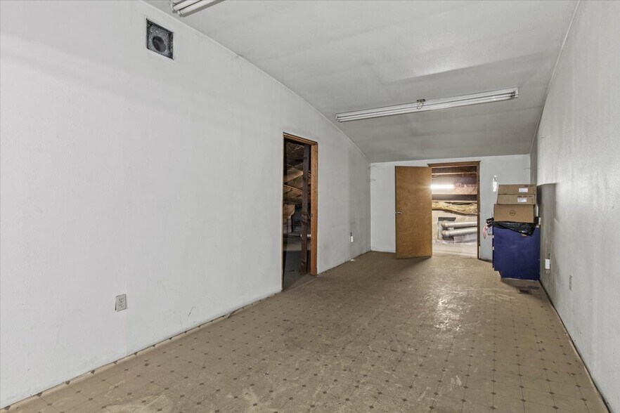 More Photos Of 890 N Main St, Independence Warehouse For Sale