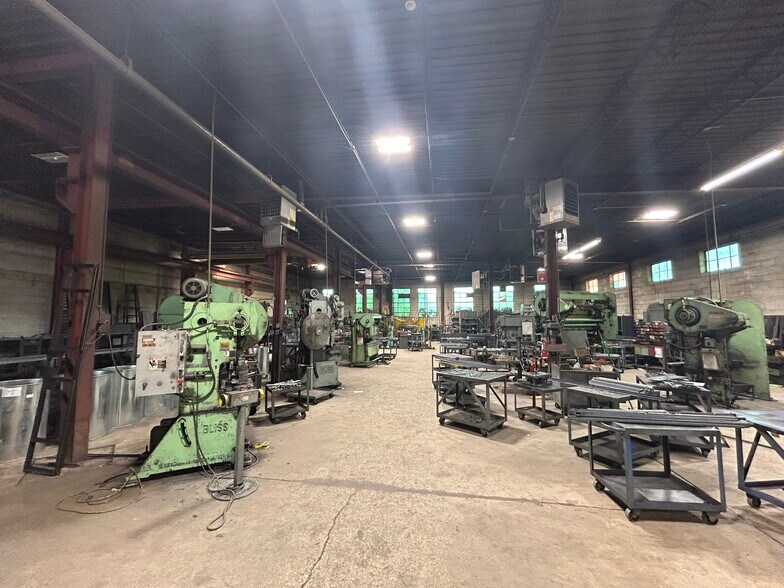 More Photos Of 5504 N Northwest Hwy, Chicago Manufacturing For Sale