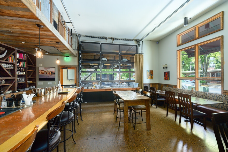 More Photos Of 645 NE 3rd St, McMinnville Storefront Retail Office For Lease