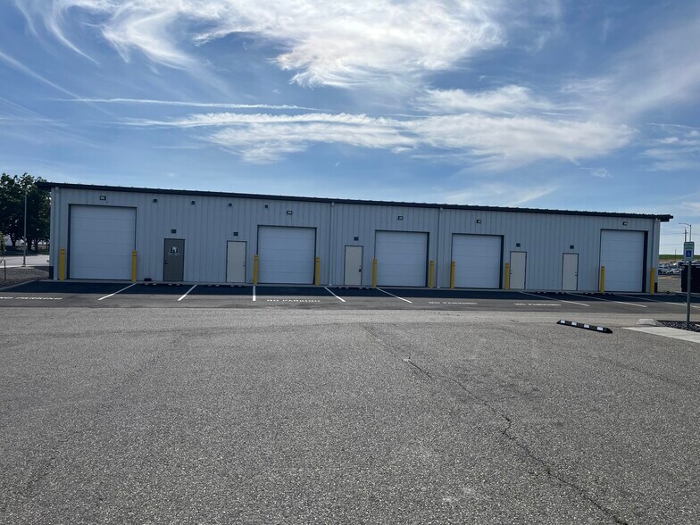 More Photos Of 2402 Henderson Loop, Richland Showroom For Lease