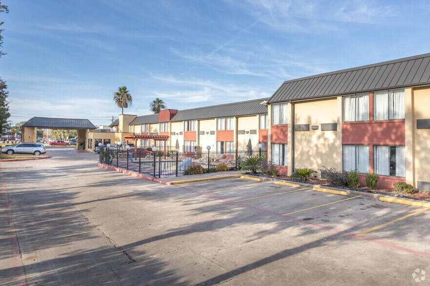 More Photos Of 889 W Bay Area Blvd, Webster Hotel For Sale