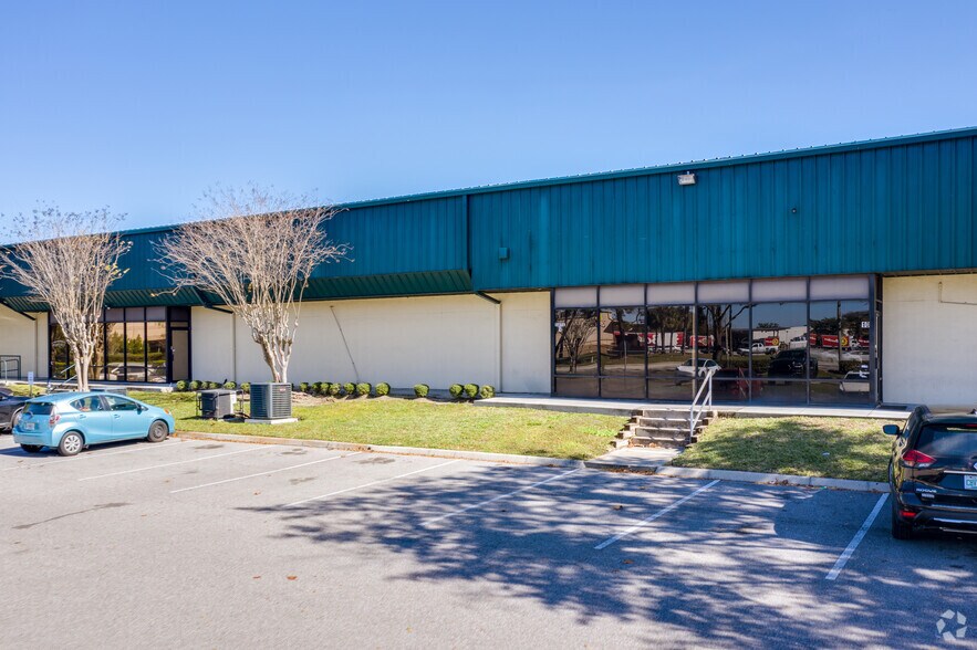 More Photos Of 3601 Vineland Rd, Orlando Warehouse For Lease