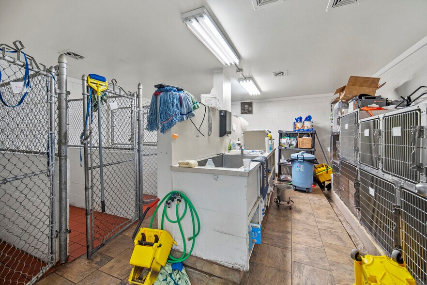 More Photos Of 5280 Edison Ave, Colorado Springs Veterinarian Kennel For Sale