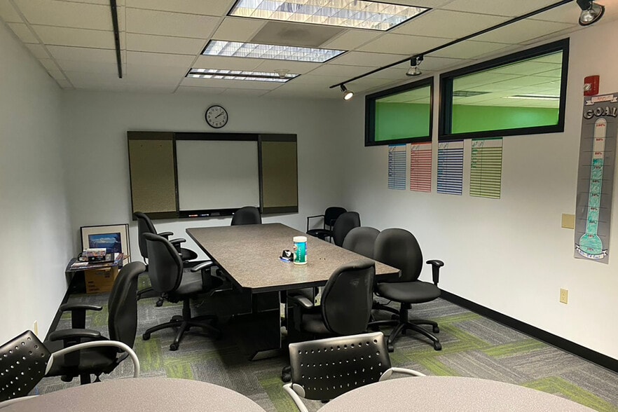 More Photos Of 4949 S MacAdam Ave, Portland Loft Creative Space For Sale