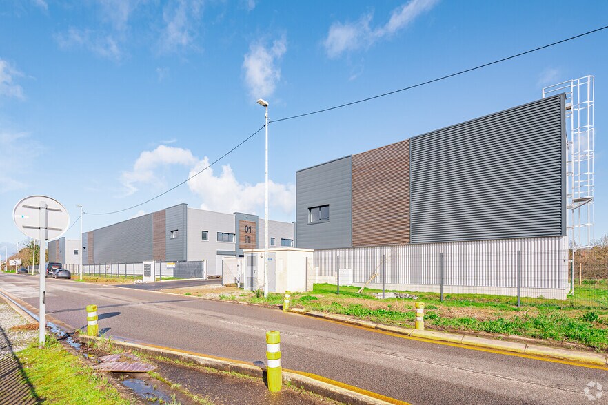 Primary Photo Of 16 Rue Robert Schuman, Saint-Herblain Light Distribution For Lease